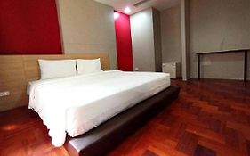 X Go Inn Silom Road -Bts Saint Louis